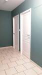 couloir avec peinture vert d'eau