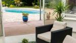 Véranda au bord d'une piscine