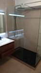 Une grande douche pour la nouvelle salle d'eau