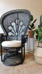 Fauteuil Emmanuelle repeint en noir pour un esprit contemporain
