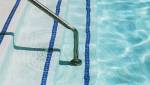 Les marches d'une piscine 