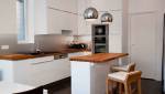 Une cuisine lumineuse au look très contemporain réalisée par des artisans de La Maison Des Travaux Boulogne-Saint Cloud