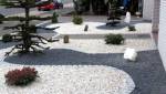gravier blanc et noir, séparé par des pavés en quartzite