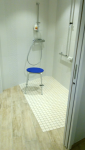 Grande douche ouverte pour accès en fauteuil roulant