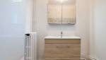 meuble de salle de bain et miroir
