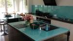 Plan de travail en verre, reflet turquoise