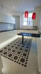 Une cuisine aménagée avec pose de mosaïque au sol par les artisans de La Maison Des Travaux Boulogne-Saint Cloud