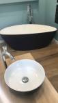 Une salle de bains total look avec cette baignoire sabot black & white