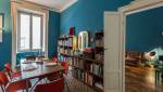 les murs bleu turquoise font ressortir les nouveaux sols - Rénovation appartement - 75011 Paris
