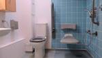 Salle de bain adaptée à l'usage d'un fauteuil roulant