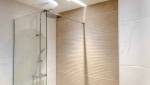 Douche avec colonne de douche et douchette