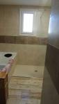 Baignoire et douche dans la salle de bains à Saintes