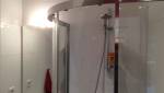 Mise en place d'une douche dans une petite salle de bain à Caen
