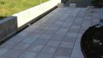 terrasse carrelée dalles en grès avec contour parterre arrondi