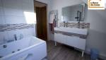 Salle de bain sous comble avec listels carrelag