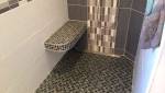 Installation d'un banc intégré dans une salle de bain à Caen