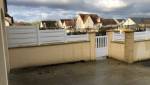 Installation du='une clôture en PVC blanc à Trouville