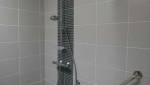 Pose une barre d'appui dans une douche à Ouistreham