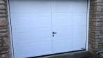 Installation d'une porte de garage blanche à Deauville