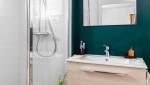 Salle de bain peinture blanche et vert soutenu