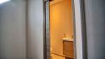Petit WC avec porte à galandage pour gagner de l'espace à Montgeron