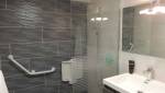 Salle de bains avec douche PMR à Chaniers