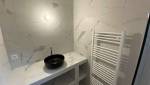 Pose d'un lavabo dans une salle de bain à Trouville