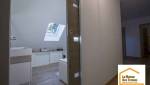 Salle de bain sous comble avec porte galandage