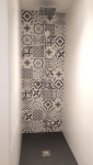 Grande douche à recevoir plat ardoise et sa faïence déco carreaux de ciment