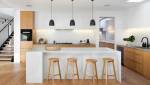 Une cuisine design bois et blanc avec un îlot central 