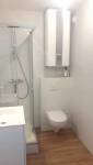 Douche, meuble vasque, WC, sèche-serviette, lave-linge, ballon d'eau chaude