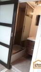 Installation d'une porte coulissante en verre dépoli