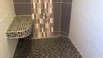 Ambiance cosy avec cette douche à l'italienne en mosaïque et dans des tons chauds