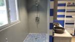 Douche à l'italienne en béton ciré à Jonzac