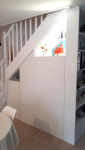 Aménagement de placards sur mesure sous escalier