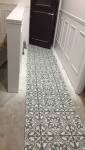 Pose des carreaux de ciment façon tapis d'entrée - Pontoise