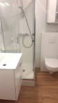 Petite salle de bain dans un studio
