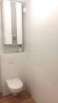Toilette suspendu sur bâti support, ballon d'eau chaude rectangulaire
