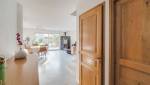 maison avec des murs blanc et un carrelage moderne