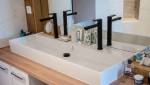 Meuble sur mesure grande vasque et double robinetterie noire très design