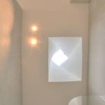 puits de lumière dans la salle de bain d'un appartement