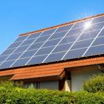 panneaux solaires photovoltaïques sur toute la toiture tuiles