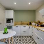 Belle cuisine blanc, bois et olive, originale et et pratique, dans le Grésivaudan