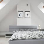 une chambre mansardée