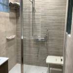 Aménagement de salle de bain PMR avec douche adaptée - Montauban 82
