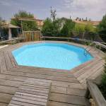 Piscine hexagone et terrasse bois esprit cosy