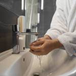 robinetterie senior, mitigeur thermostatique, sécurité salle de bain, rénovation salle de bain senior, Clamart, accessibilité salle de bain, salle de bain PMR