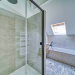 une baignoire bien adaptée à une salle de bain dans les combles