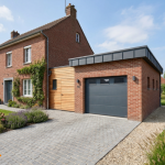 Garage moderne : alliance élégante du bois et de la brique en extension.