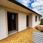 Façade d'un pavillon des années 70, rénovée apès ravallement 